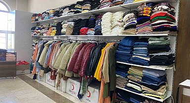 Kızılay Ağrı'da üniversite öğrencilerine ücretsiz giyim