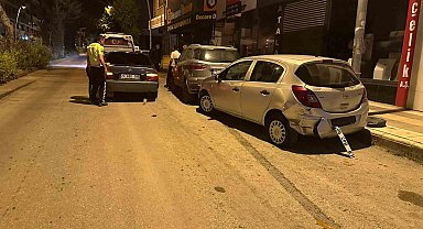 Kontrolden çıkan araç, park halindeki otomobillere çarptı