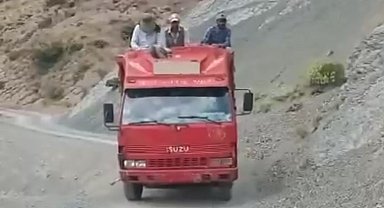 Köy sakinleri bozuk olan yayla yolunun onarılmasını istiyor