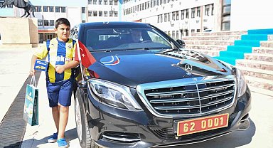 Küçük çocuk istedi, vali makam aracını ona tahsis etti