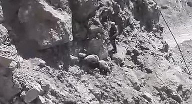 Kurttan kaçıp kayalıklarda mahsur kalan 3 koyun AFAD tarafından kurtarıldı