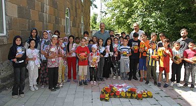 Mahalle muhtarından Kur'an kursu öğrencilerine oyuncak sürprizi