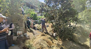 Mahalle sakinleri yangına hortumla müdahale etti