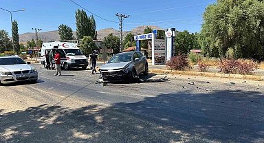 Malatya'da 2 otomobil çarpıştı: 3 yaralı