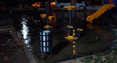 Malatya'da çocuk parkında patlayan su borusu yapılmayınca vatandaş çileden çıktı