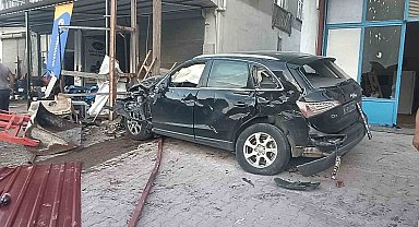 Malatya'da U dönüşü sırasında çarpışan iki araç traktöre çarptı: 4 yaralı