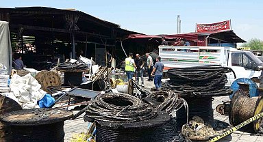 Malatya'da yangının vurduğu esnaf geriye kalan sağlam mallarını kurtarmaya çalışıyor