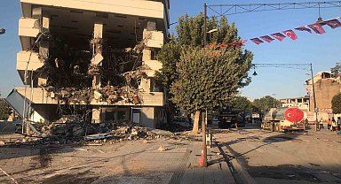 Malatya'da yıkımı yapılan bina saniyeler içinde yerle bir oldu