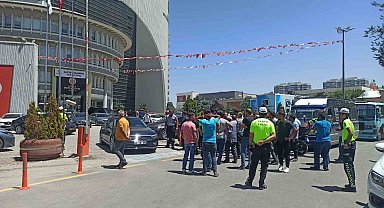 Malatyalı minibüsçüler zam talebi ile belediye önünde kontak kapattı