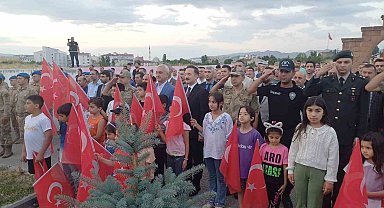 Malazgirt şehidini rahmetle andı, şehit edildiği yere karanfiller bırakıldı
