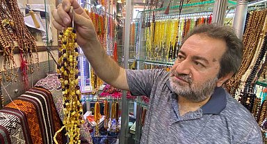 Milyon yıllık taşlardan yapılan kehribar kolyeler 2 bin liraya kadar alıcı buluyor