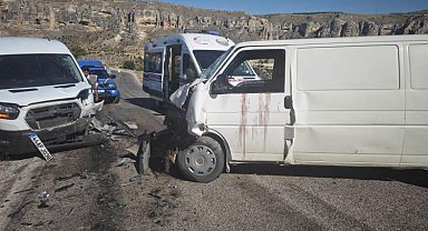 Minibüs ile hafif ticari araç çarpıştı: 3 yaralı