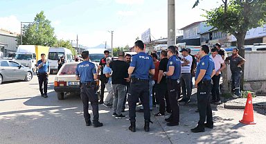 Muhtarı ayağından vurdu