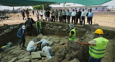 Muş Valisi Çakır, Malazgirt'te yürütülen kazı çalışmalarını inceledi