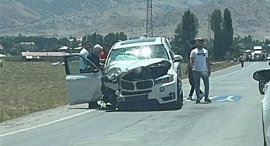 Muş'ta 2 otomobil çarpıştı; 4 kişi yaralandı