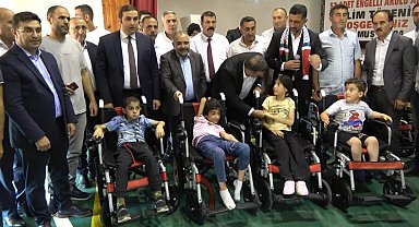 Muş'ta 57 özel bireye akülü sandalye dağıtıldı