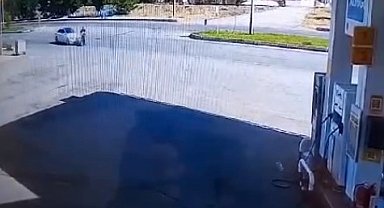 Muş'ta feci kaza: Otomobilin çarptığı baba ve oğul metrelerce savruldu