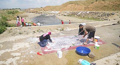 Muş'ta Kızılağaç deresinde renkli görüntüler: Kadınlar halı yıkadı, çocuklar yüzdü