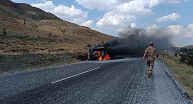 Muş'ta seyir halindeki araç alev alev yandı
