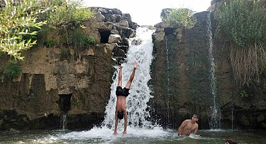 Muşlu çocuklar çayda yüzerek serinliyor