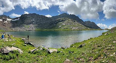 Nefes kesen manzarada yorulmadan yürüdüler