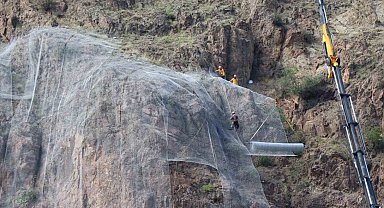 Olur-Artvin yolunda kayalıklara çelik tel