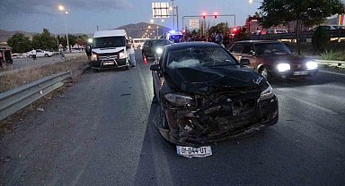 Otomobil ile motosiklet çarpıştı: 1 ölü, 2 yaralı