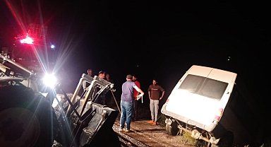 Özalp'ta sele kapılan minibüs devrildi: 3 yaralı