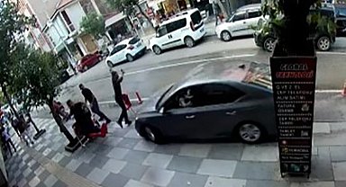 Panik yaparak gaza basan sürücü kaldırımdaki grubun arasına daldı: 1 yaralı