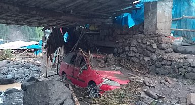 Pasinlerde sel yıktı geçti