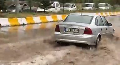 Patnos'ta sağanak yağış hayatı felç etti