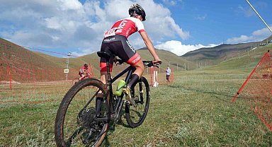 Pedallarını Palandöken'in zirvesinde çevirdiler