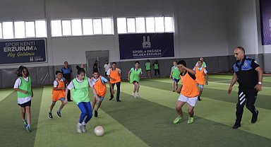 Polis Erzurum'da çocuklarla futbol oynadı, evleri ziyaret etti