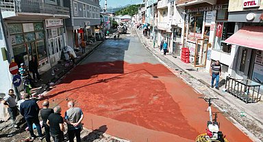 Posof'da altyapının ardından sıcak asfalt çalışması başladı