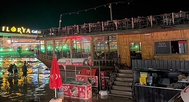 Sağanak yağış tekneden dönüştürülen kafeyi sürükledi