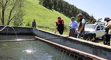 Sarıkamış'ta bir kişi alabalık yetiştiriciliği yapıyor