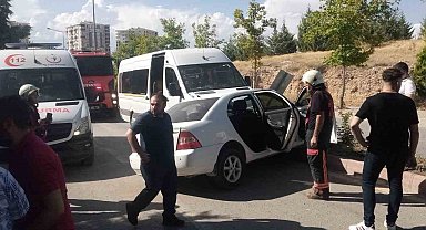 Servis aracı ile otomobil çarpıştı: 5 yaralı