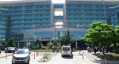 Servis aracının çarptığı yaya yaralandı