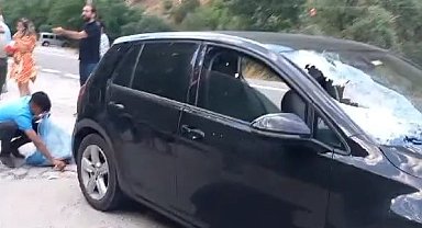 Seyir halindeki araca kaya isabet etti: 1 ölü, 2 yaralı