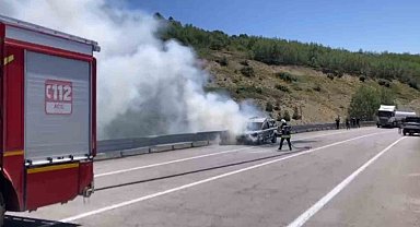 Seyir halindeki otomobil alev aldı