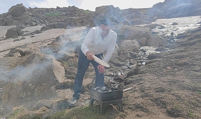 Sıcaktan bunalanlar Süphan Dağı eteklerindeki kar üzerinde piknik yaptı
