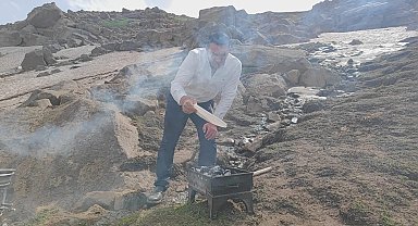 Sıcaktan bunalanlar Süphan Dağı eteklerindeki kar üzerinde piknik yaptı