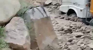 Sulama göleti barajının kapakları patladı, taş ocağı su altında kaldı