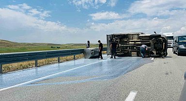 Süt toplama aracı kaza yaptı, yüzlerce litre süt yola döküldü