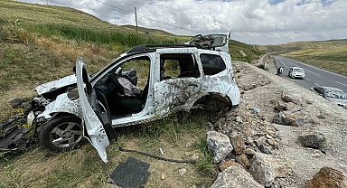 Takla atan araç 3 metrelik istinat duvarının üzerine çıktı: 3 yaralı