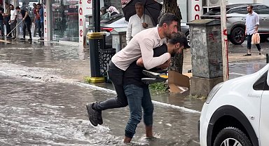 Tatvan'da sağanak nedeniyle iş yerini su bastı