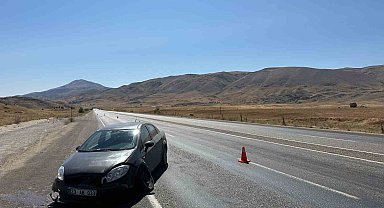 Tekeri patlayan otomobil su kanalına düştü