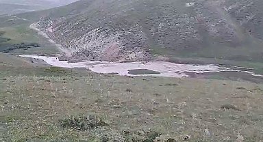 Tekman'da biçilen otlar sel sularına gömüldü