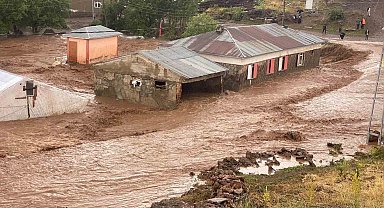 Tekman'da sağanak yağış sele neden oldu