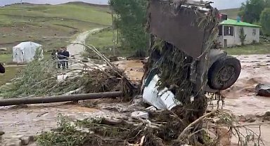 Tekman'da yağmur ve dolu etkili oldu, dereler taştı